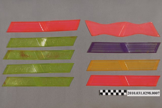 左側塑膠片9片 (共4張)