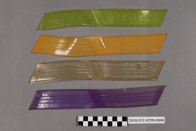 右側塑膠片4片 (共4張)