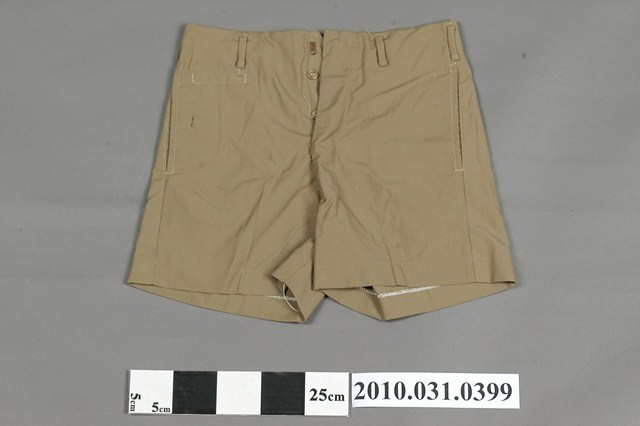 卡其色小學男童制服短褲 (共5張)