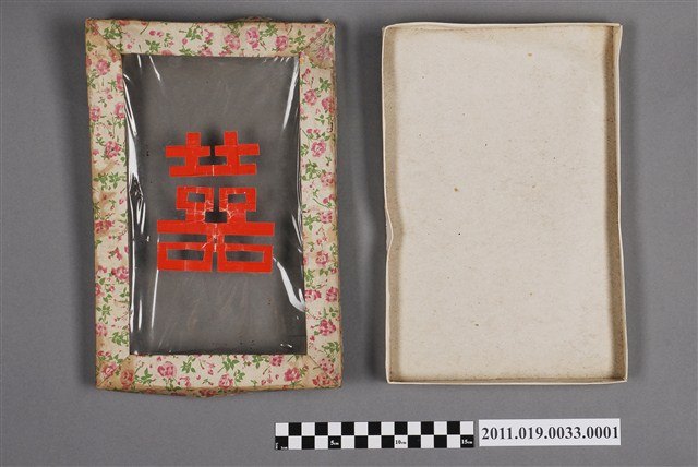 含舊臺幣壹百圓與紅布1件的紙製聘禮盒之包裝紙盒 (共5張)