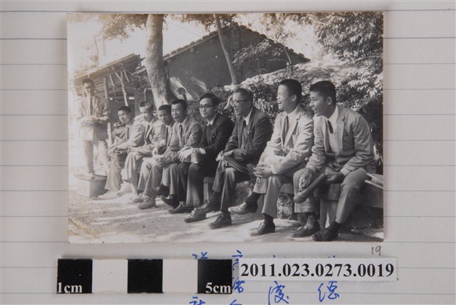洪慶峰師專畢業旅行師生合照 (共1張)
