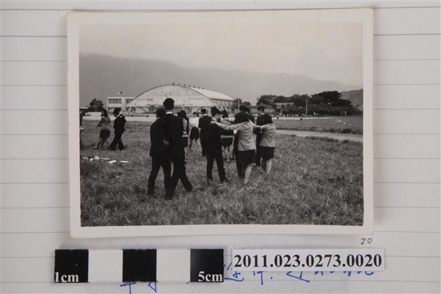 洪慶峰師專畢業旅行跳土風舞照 (共1張)