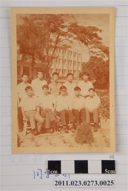 洪慶峰與師專同學返校合影於校園 (共1張)