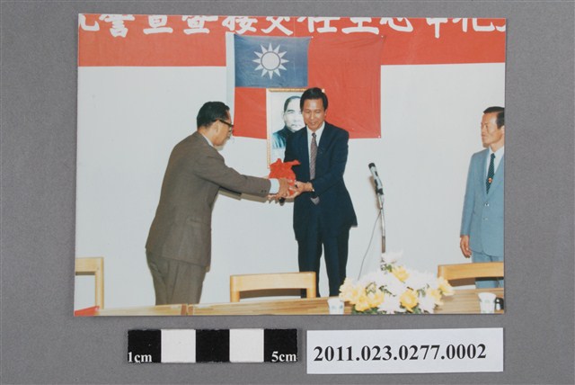 臺中縣立文化中心主任交接暨宣誓就職典禮交接印信側面照 (共2張)