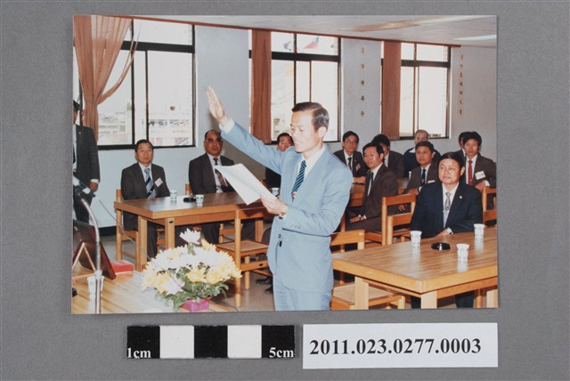 臺中縣立文化中心主任交接暨宣誓就職典禮新任主任洪慶峰就職宣誓正面照 (共2張)