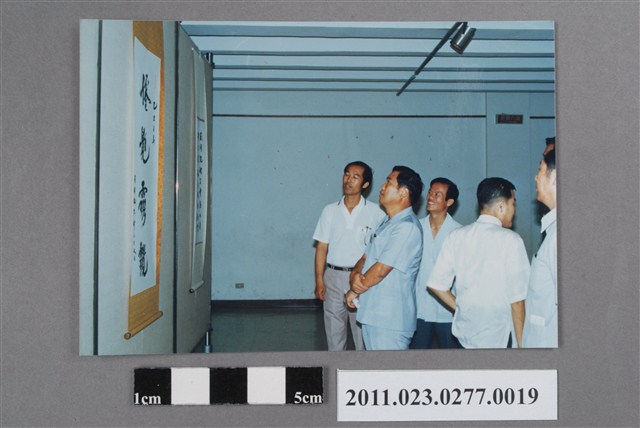 洪慶峰觀看書法展照 (共2張)