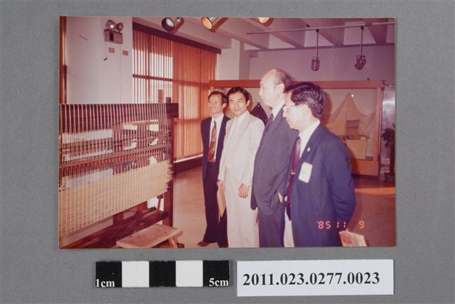 文建會副主委劉萬航等人視察臺中縣立文化中心照 (共2張)