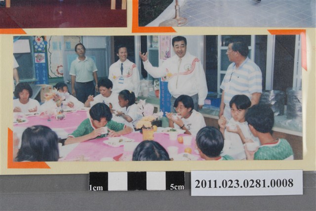 臺中縣縣長廖了以探視選手用餐照 (共1張)