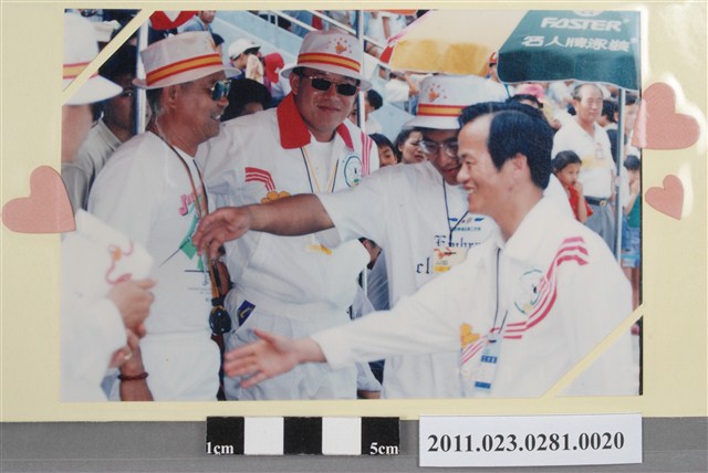 臺中縣政府教育局局長洪慶峰巡視1994年臺灣區中等學校運動會會場照 (共1張)