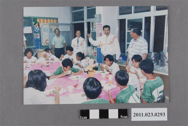 1994年臺灣區中等學校運動會臺中縣縣長廖了以探視選手用餐照 (共2張)
