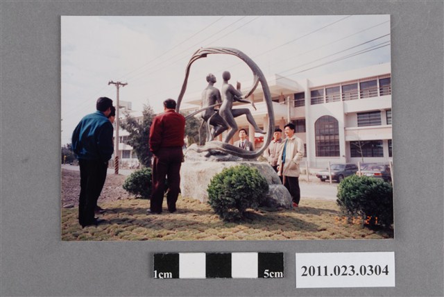1993年台中縣校園雕塑建置計畫委員會勘作品「翔舞」照 (共2張)
