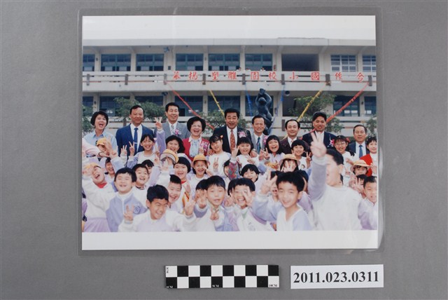 台中縣校園雕塑建置計畫豐原合作國小校園雕塑揭幕照 (共2張)