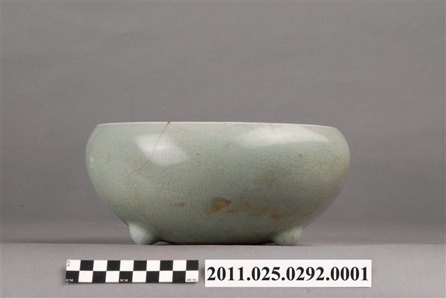 平安洛山作 香炉 三足炉 青瓷香爐 木箱入 青瓷三足香爐- 藏品資料- 國立臺灣歷史博物館典藏網