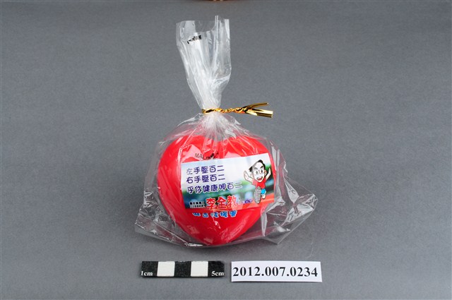 第8屆立法委員選舉候選人李全教競選宣傳愛心造型手握球 (共4張)