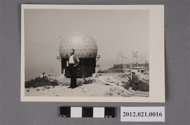 1名男子於雷達站前獨照 (共2張)