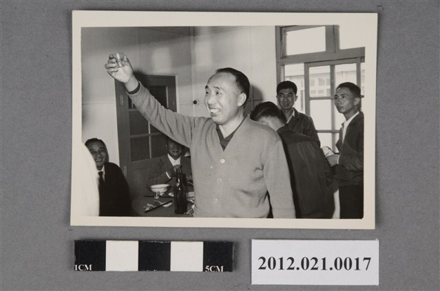 1人於軍方宴會時敬酒 (共2張)