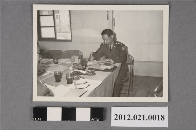 側拍1名海軍上校參加會議 (共2張)