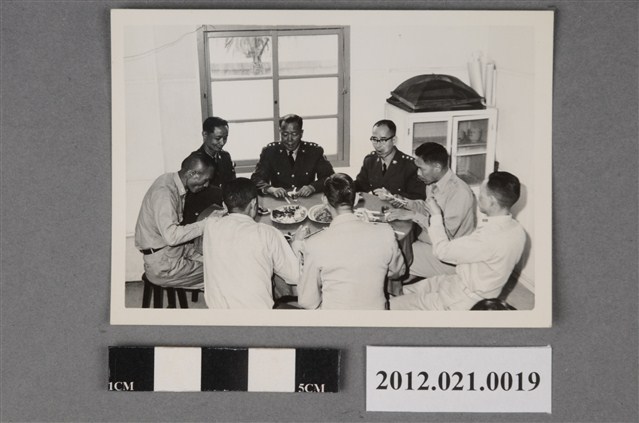 8名軍官合桌用餐 (共2張)
