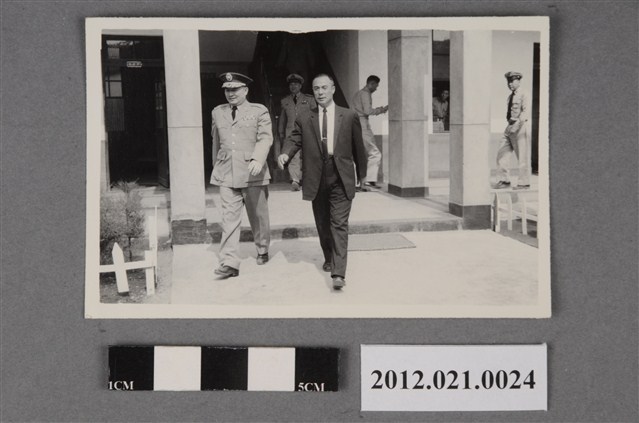 海軍軍官與1名男子步出建物 (共2張)