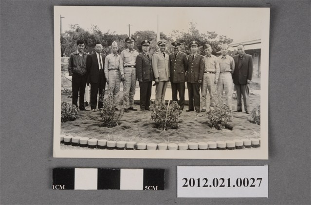 11名男子合照 (共2張)