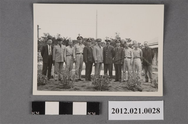 11名男子合照 (共2張)