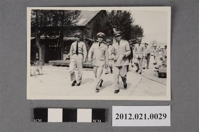 軍官們視察 (共2張)