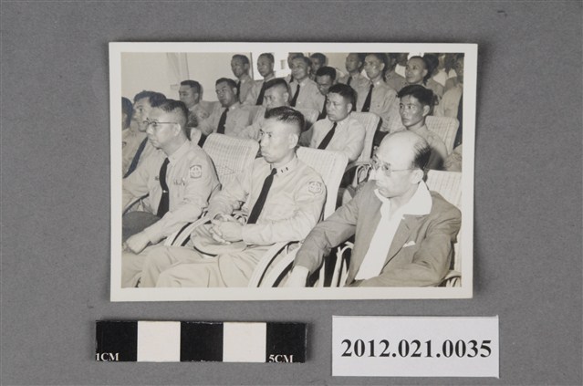 國軍於中山室內聽講 (共2張)