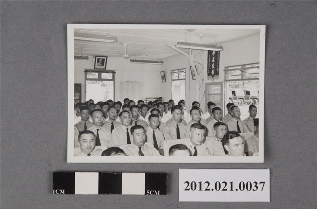 國軍於中山室內聽講 (共2張)