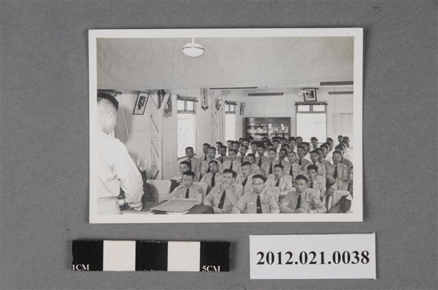 國軍於中山室內聽軍官演講 (共2張)