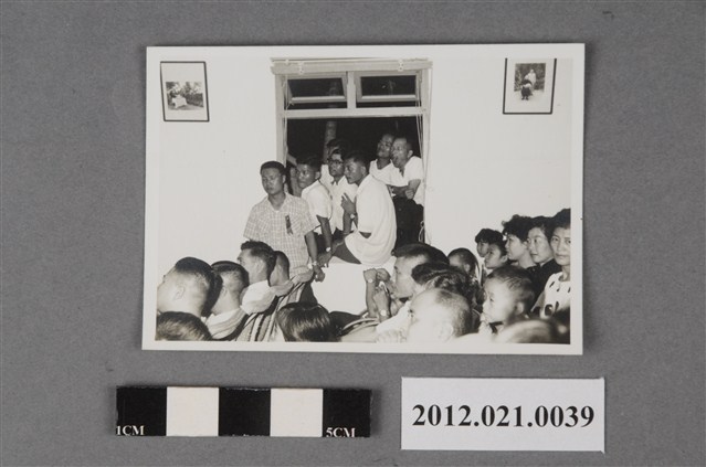 民眾於室內聽講 (共2張)