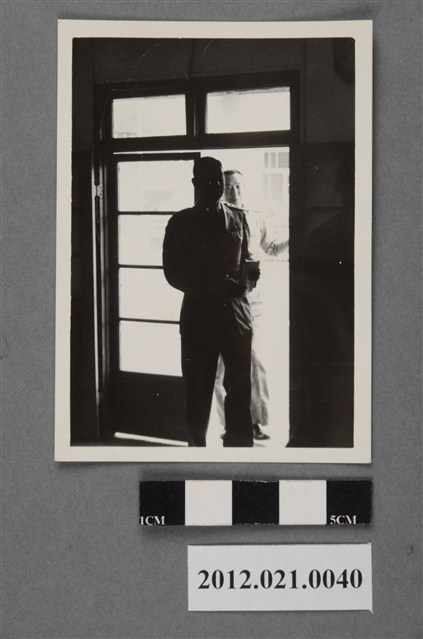 2位軍官於門邊合照 (共2張)