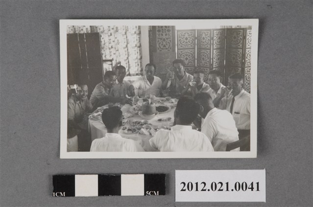 12名男子於餐廳用餐 (共2張)