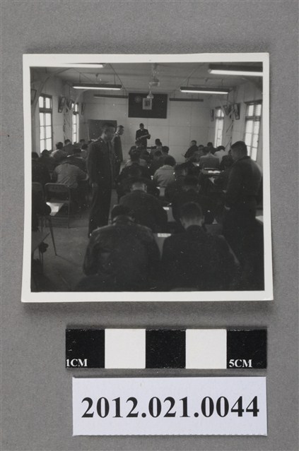 國軍於中山室內聽講 (共2張)