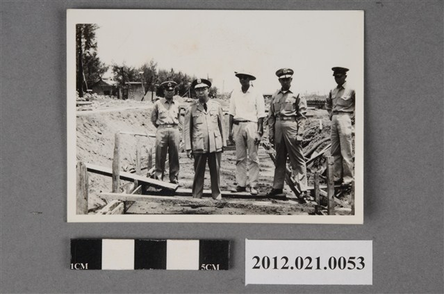 數名軍官視察基地內工程 (共2張)