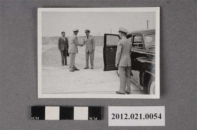 2名軍官握手寒暄 (共2張)