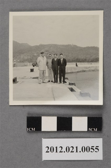 4名男性於碼頭合照 (共2張)