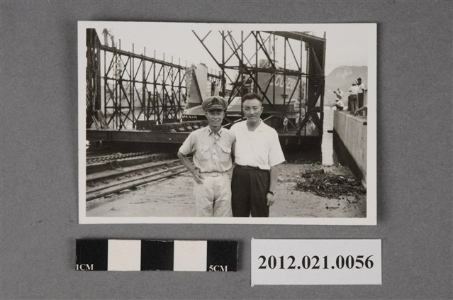 2名男子於海軍登陸艇（LCU）前合照 (共2張)