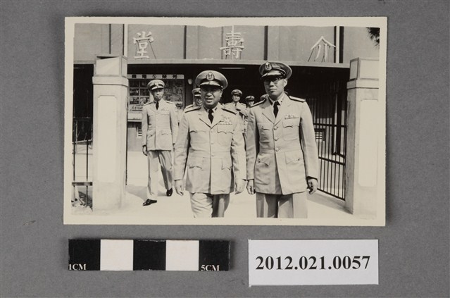 海軍軍官於介壽堂前步行而出 (共2張)