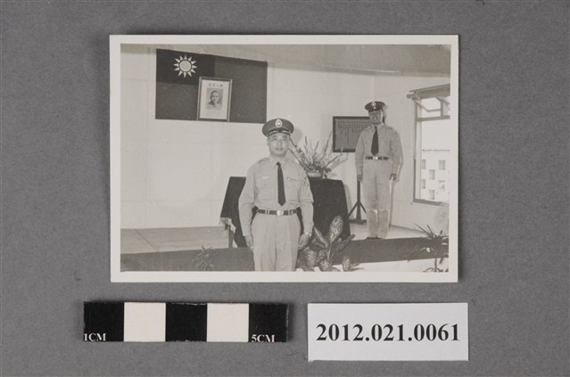 2位海軍軍官於國旗及國父像前合照 (共2張)