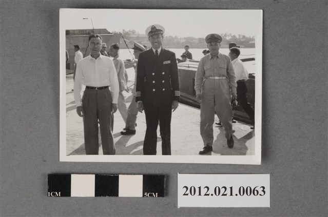 3名男子於碼頭旁合照 (共2張)