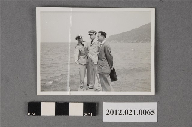 3名男子於碼頭堤岸合照 (共2張)