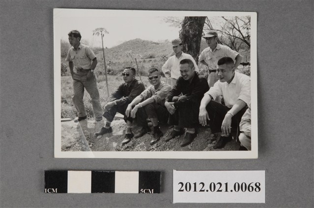 眾人於草地上合照 (共2張)