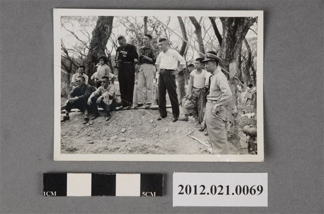 眾人於沙地上合照 (共2張)