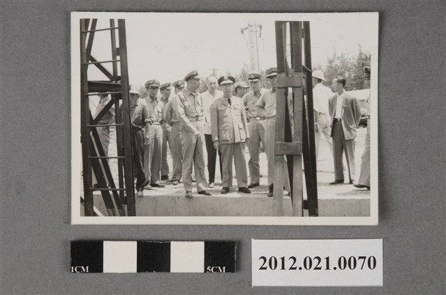 多名軍官於碼頭視察 (共2張)