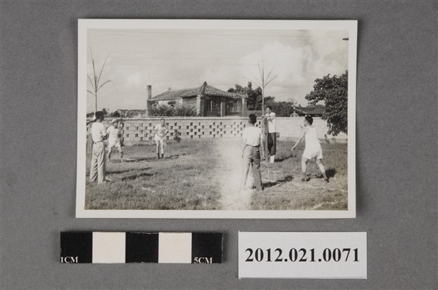 男子於基地內打羽球 (共2張)