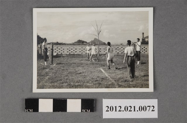 男子於基地內打羽球 (共2張)