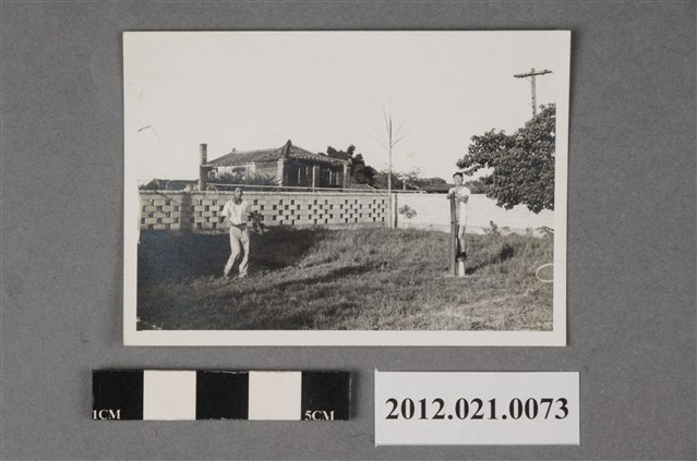 2名男子於基地上打羽球照 (共2張)