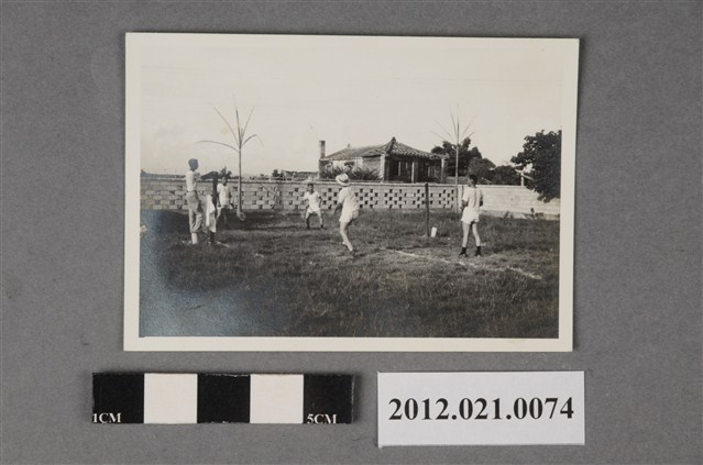 6名男子於基地上打羽球 (共2張)