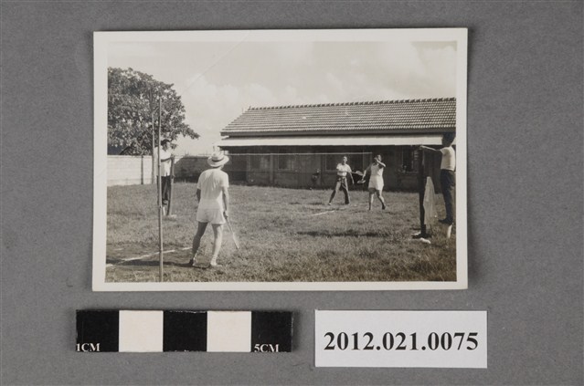 6名男子於基地上打羽球 (共2張)