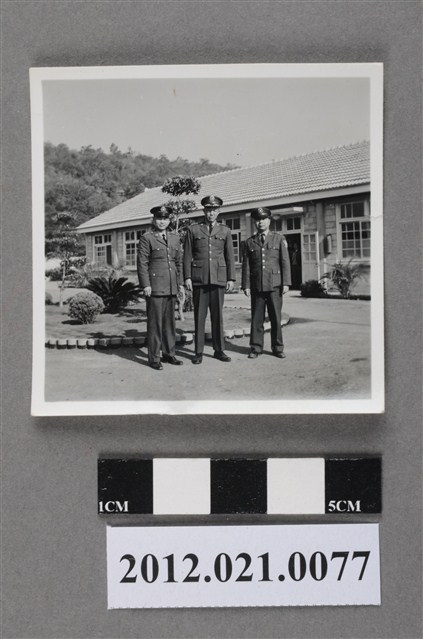 3位海軍陸戰隊軍官合照 (共2張)